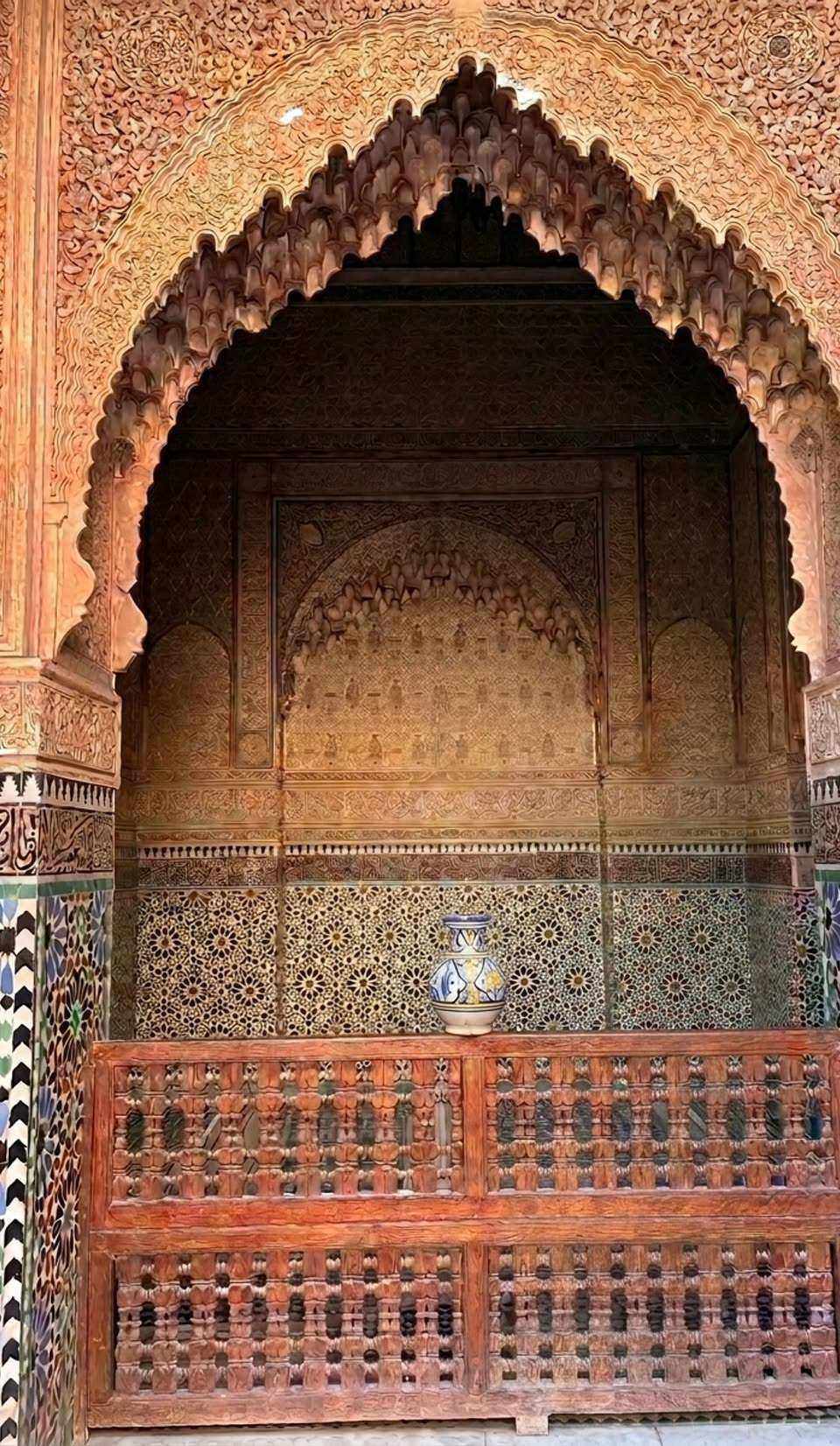 Arc en stuc sculpté de style mihrab surmonté d'une voûte en muqarnas aux Tombeaux Saadiens