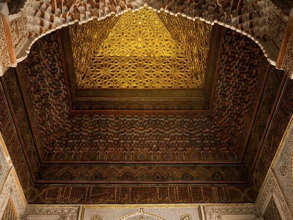 La chambre des Douze Colonnes aux Tombeaux Saadiens, colonnes en marbre de Carrare sous un plafond de muqarnas doré