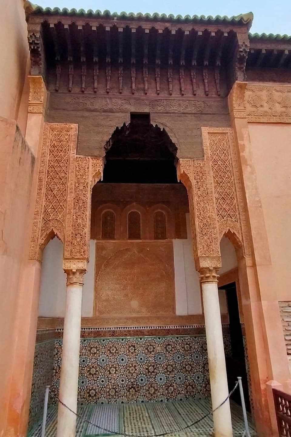 لقطة مقربة لعمود فسيفساء الزليج المشبع بالألوان في مقابر السعديين، بألوان الأزرق الكوبالتي والأصفر الذهبي والأخضر الغابي والأحمر الطوبي